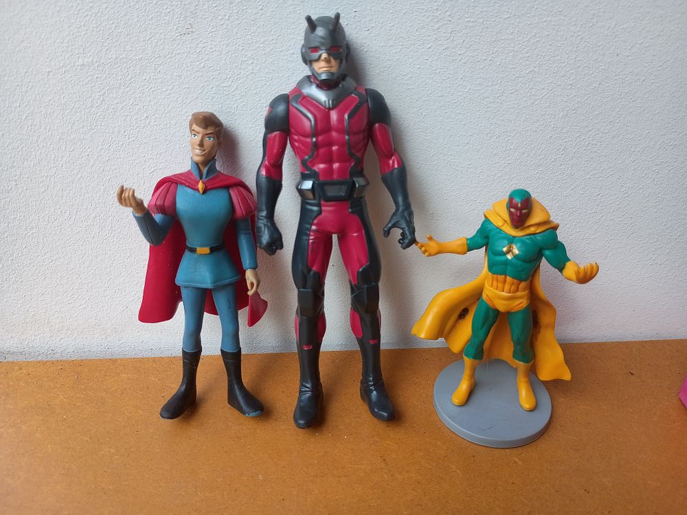 Lot 156: 3 action figures