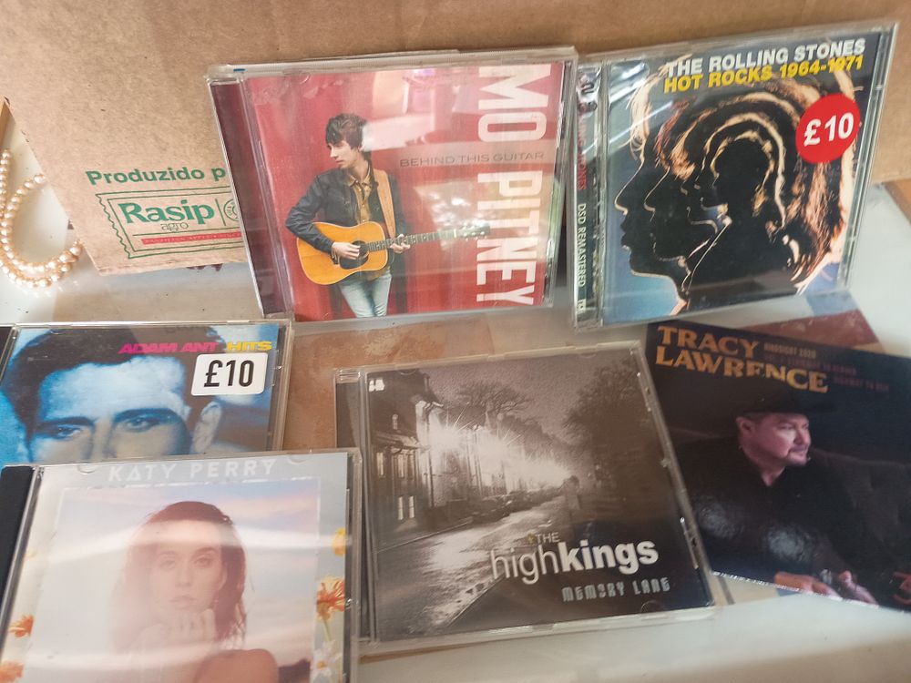 Lot 105: Cd music lot