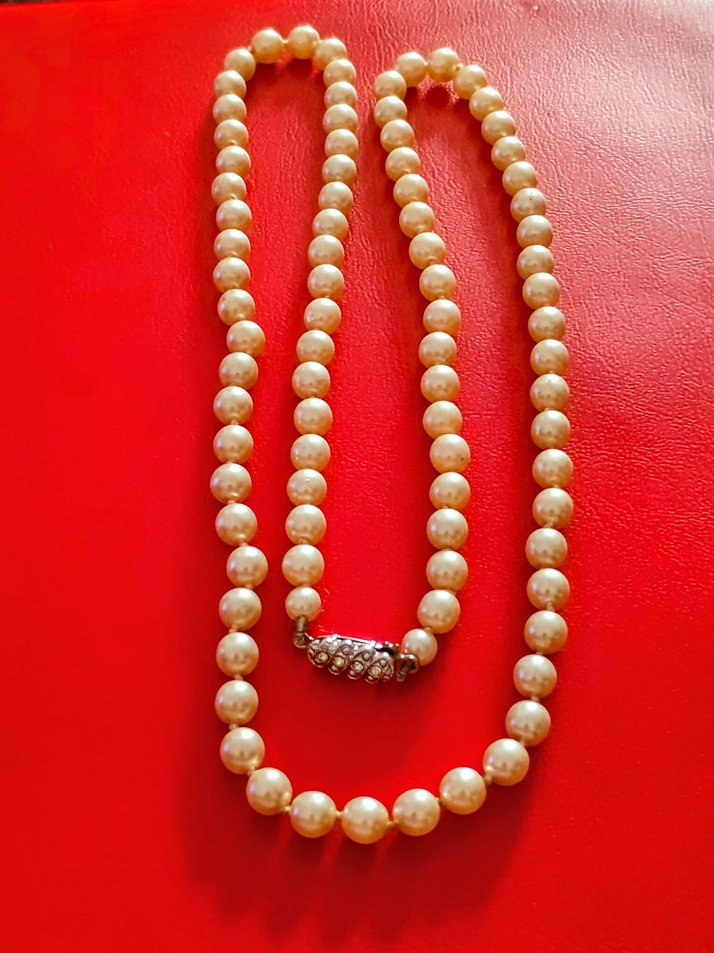 Lot 121: Ladies solid bead vintage Necklace