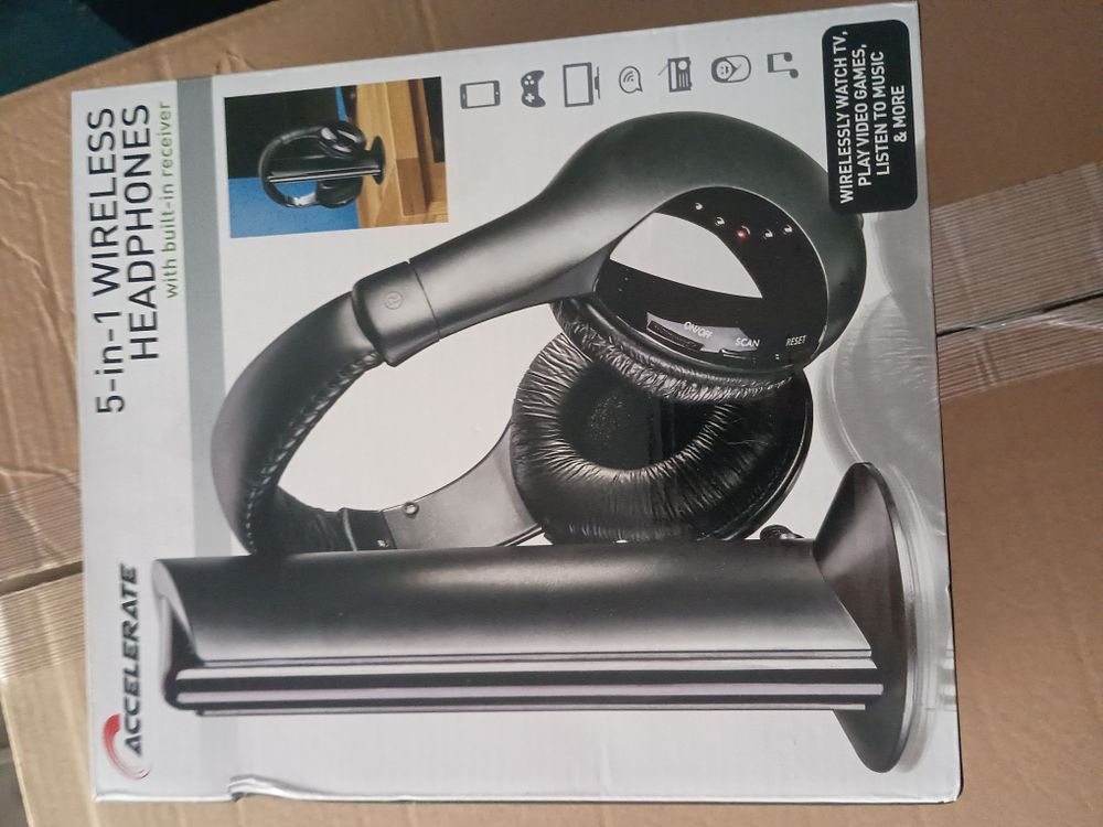 Lot 279: New boxed headphones