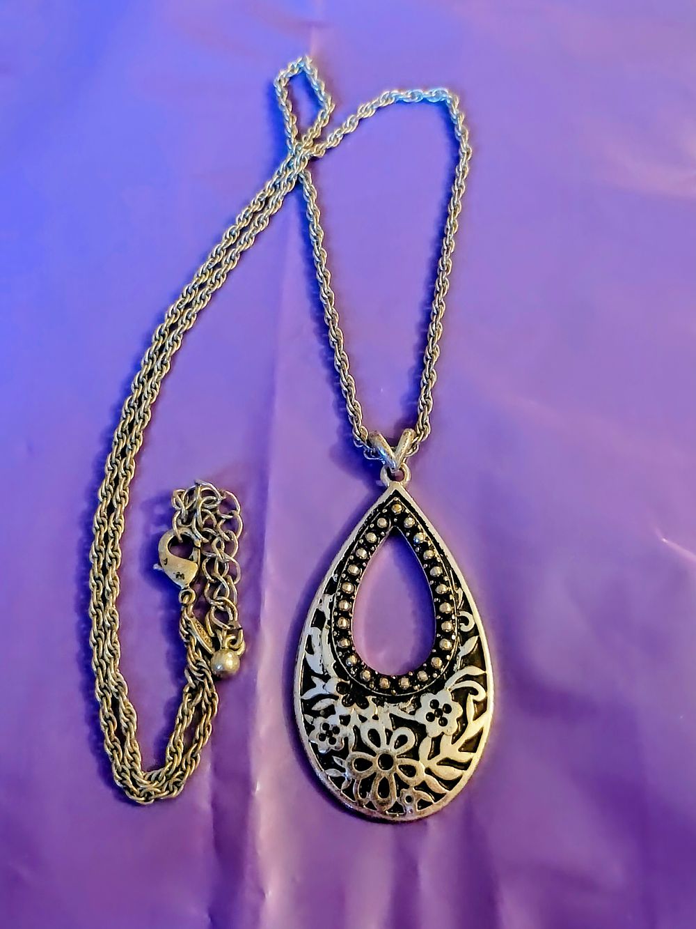 Lot 283: Vintage Tear drop Style Pendant on chain
