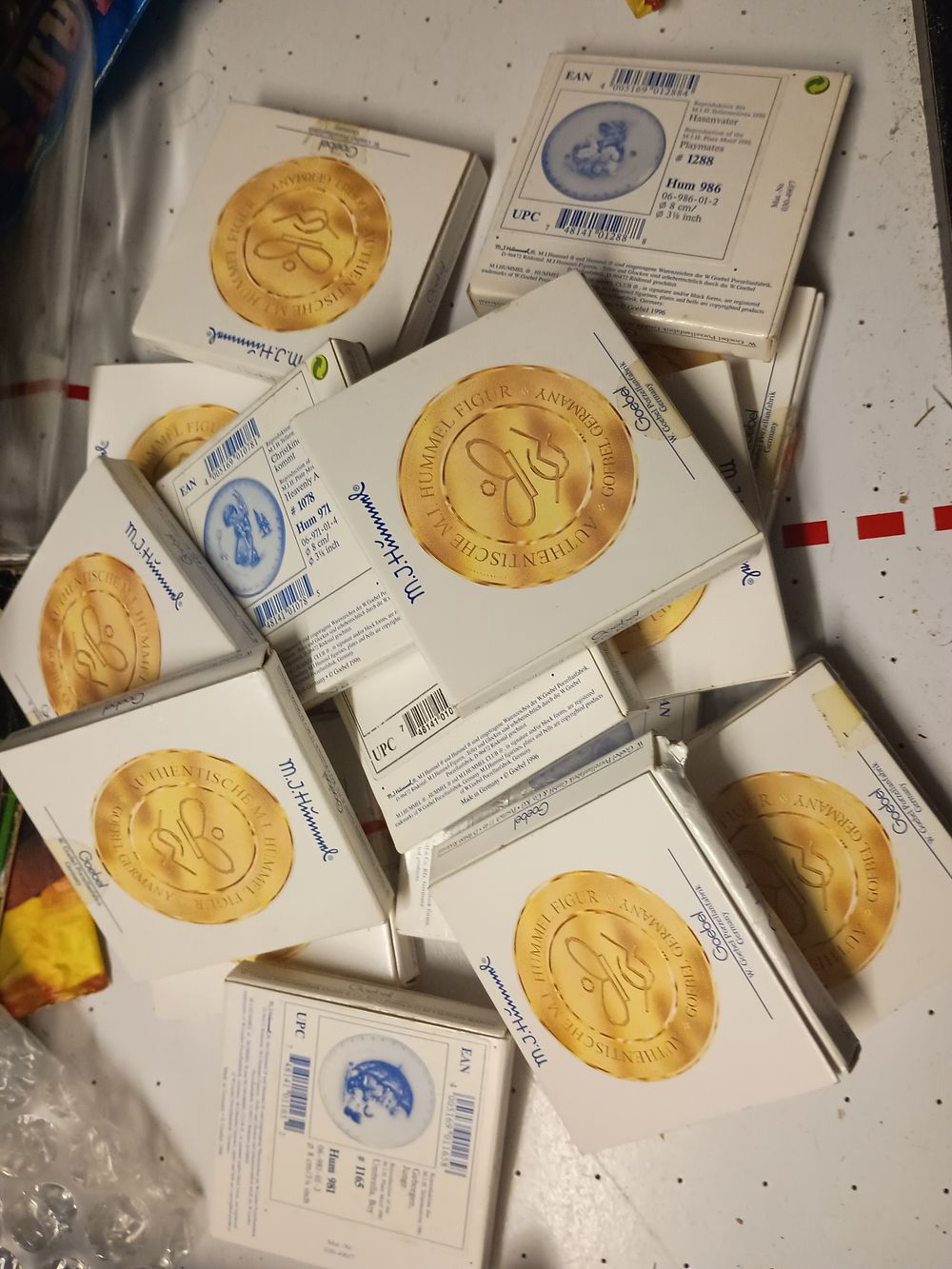 Lot 135: Lot of globel boxes