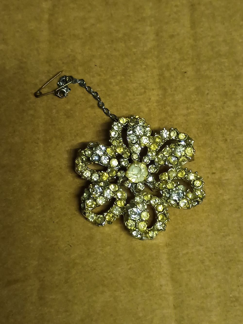 Lot 146: Vintage broach