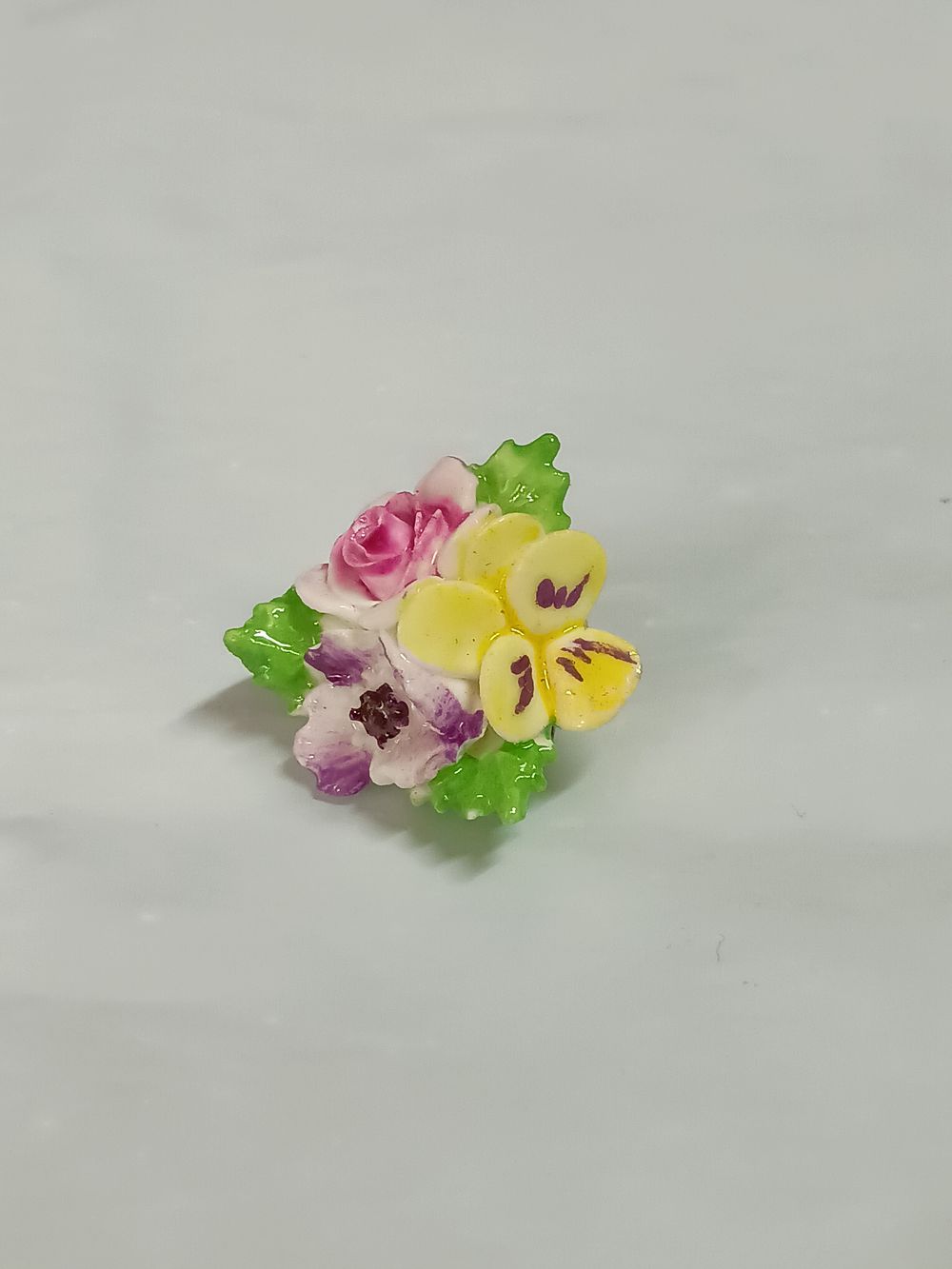Lot 196: Vintage Aynsley Fine Bone China Broach