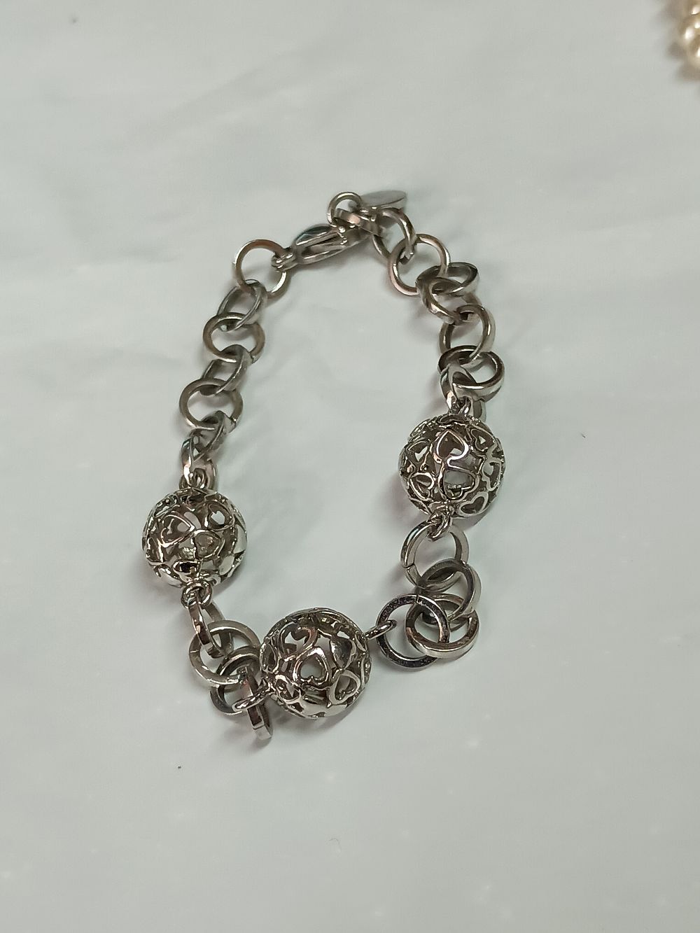 Lot 198: Lovely detailed Bracelet