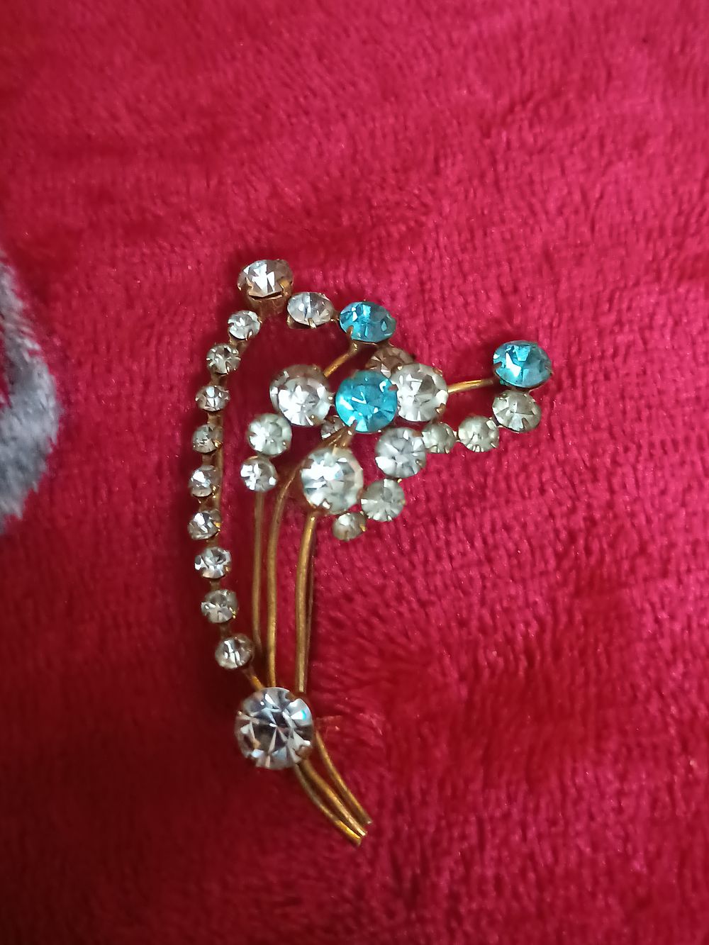 Lot 138: Vintage broach