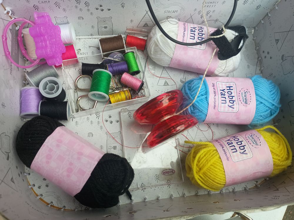 Lot 160: Yarn lot etc