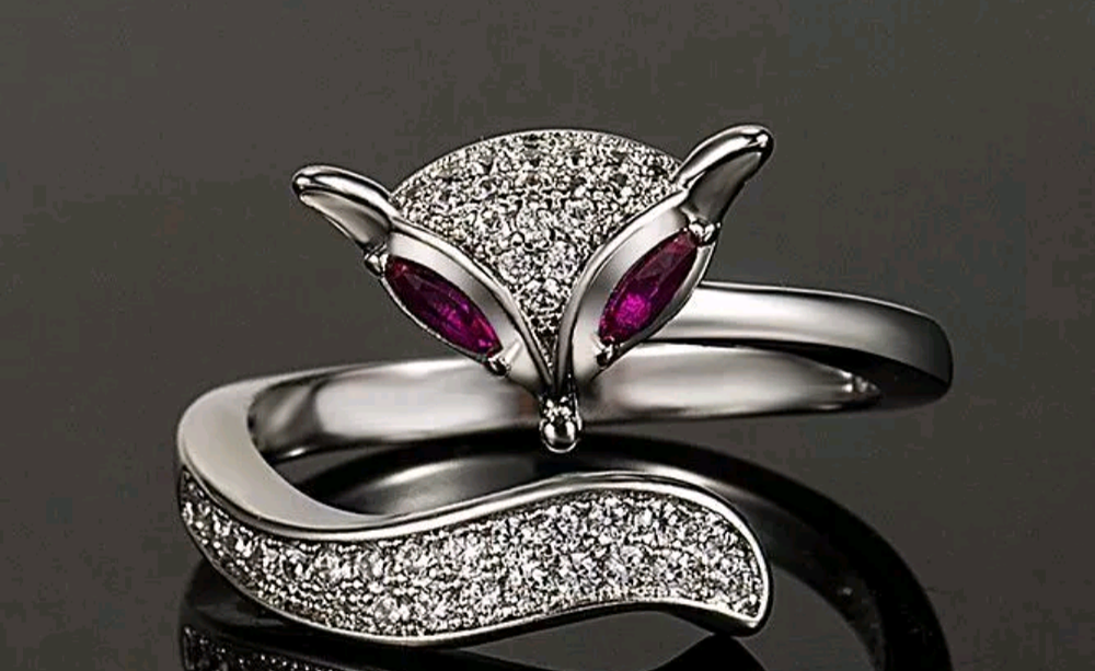 Lot 278: S925 fox ring