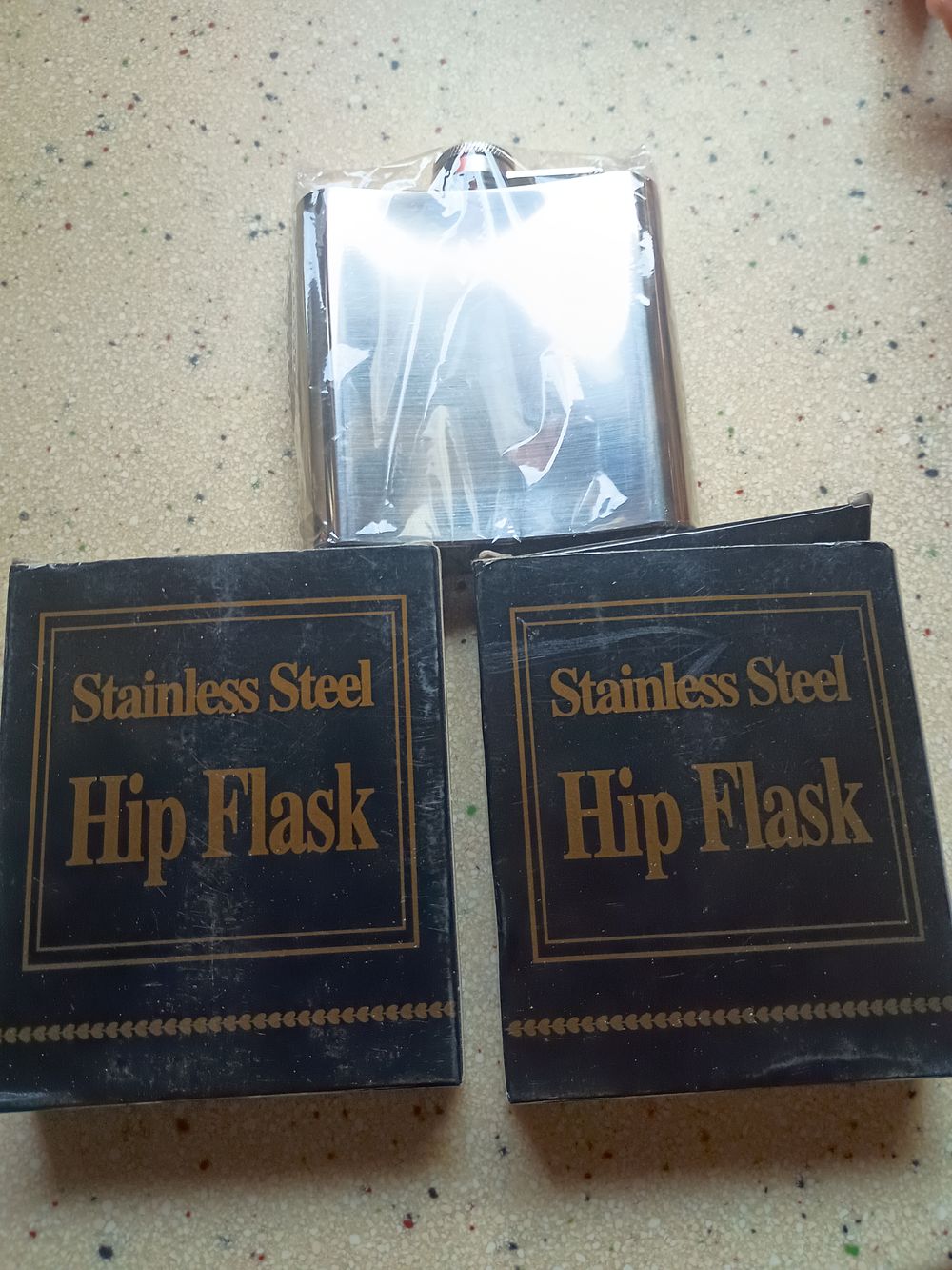 Lot 320: 2 new boxed hip flasks