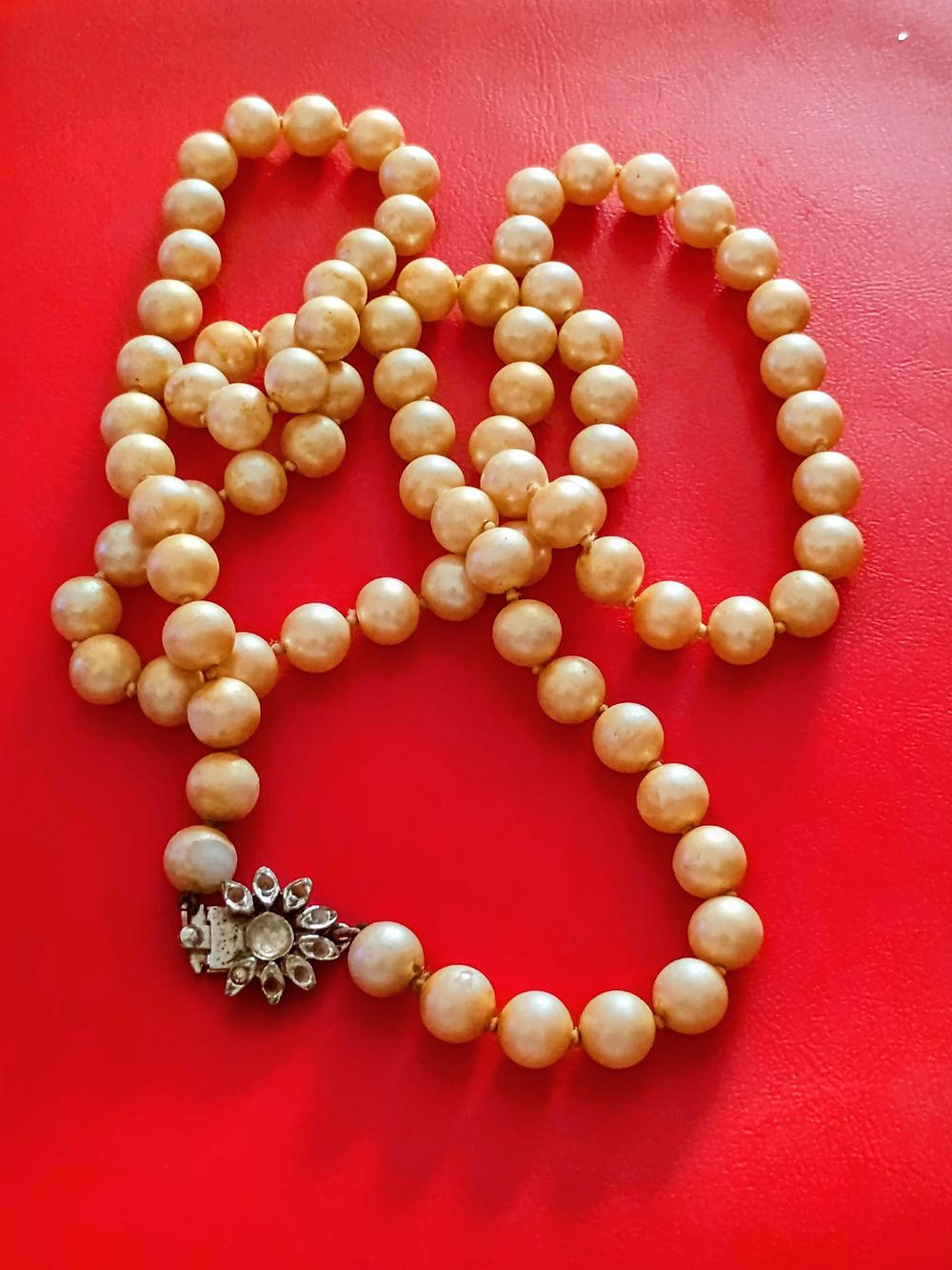 Lot 147: Ladies heavy Vintage imitation pearl Necklace with detailed clap closure