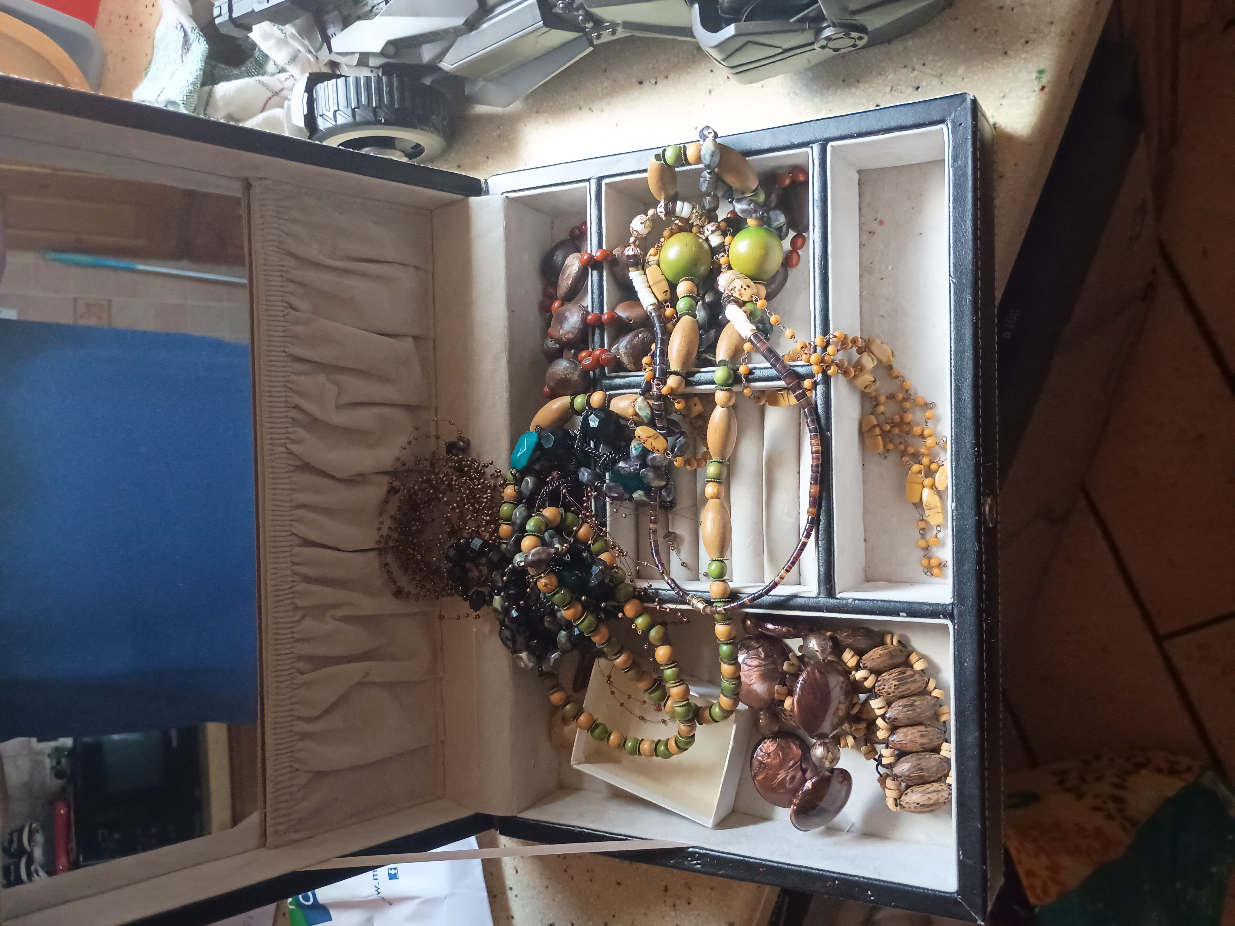 Jewellery box plus contents