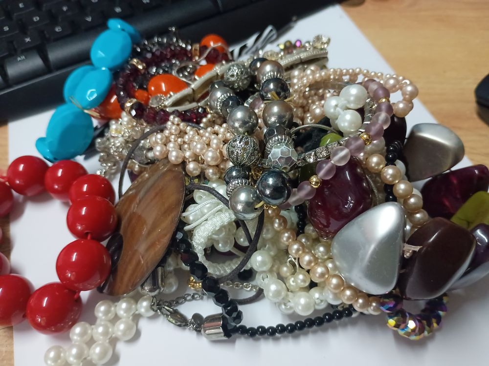 Lot 95: Large jewellery lot