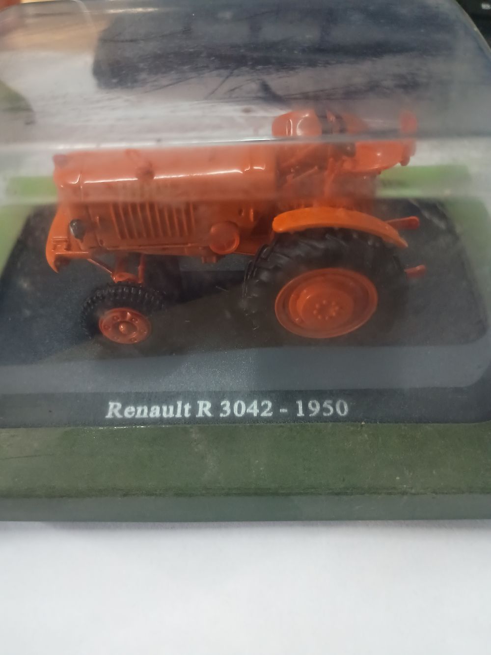 Lot 134: Boxed tractor