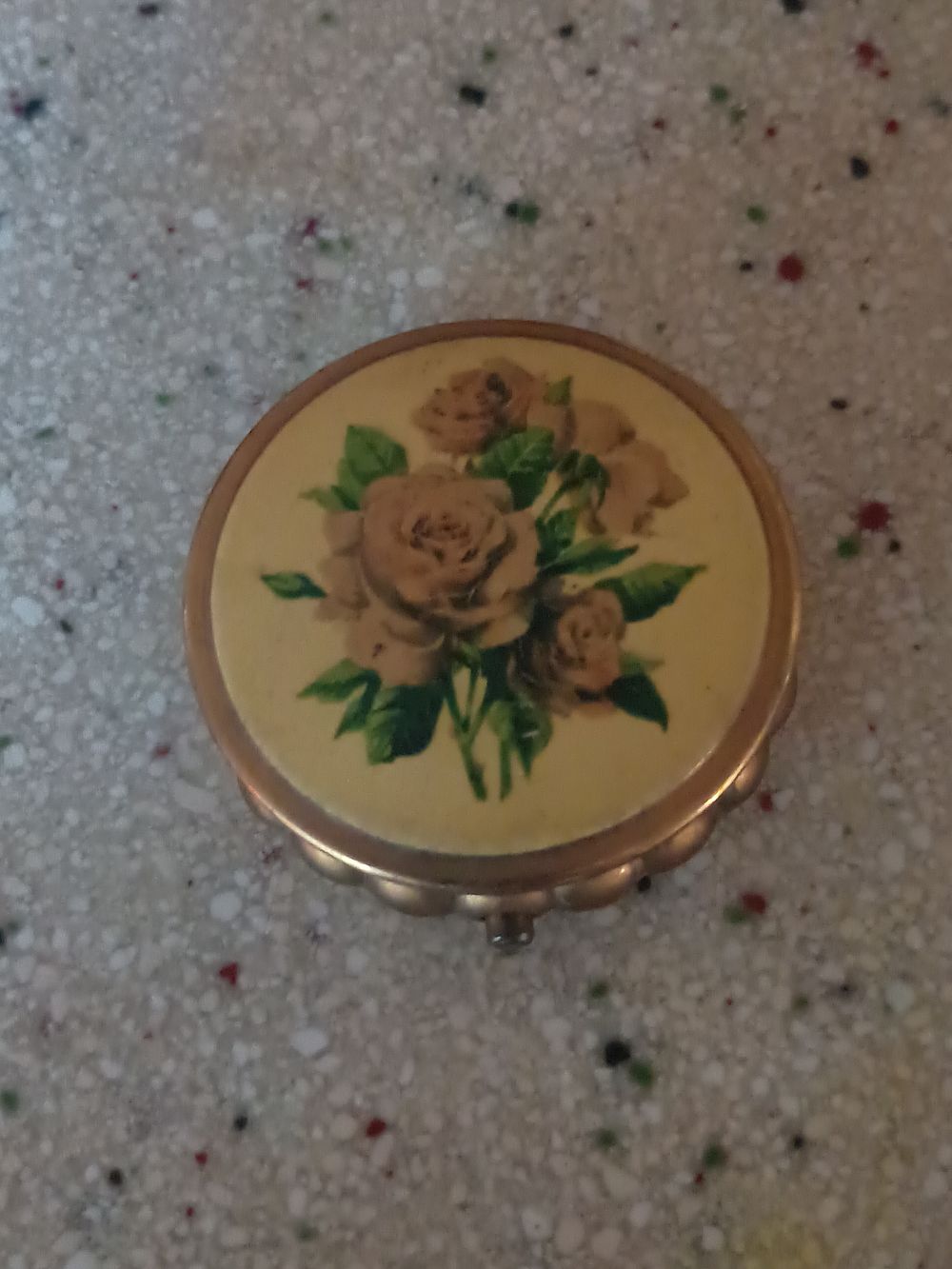 Lot 100a: Vintage trinket