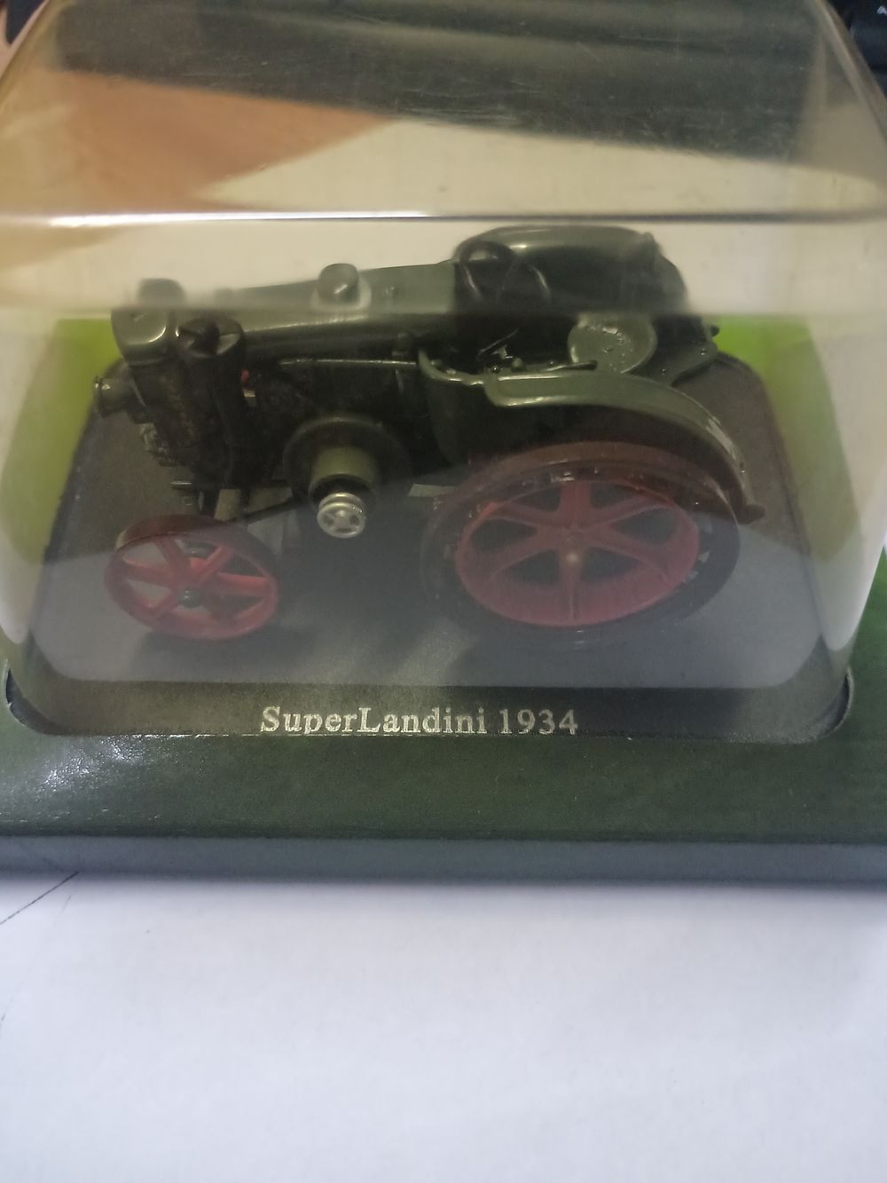 Lot 290: Boxed tractor