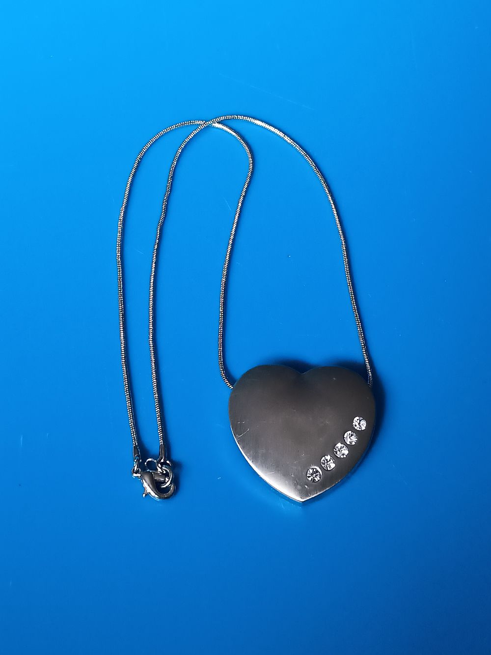 Lot 22: Solid Heart diamante pendant On Fine chain