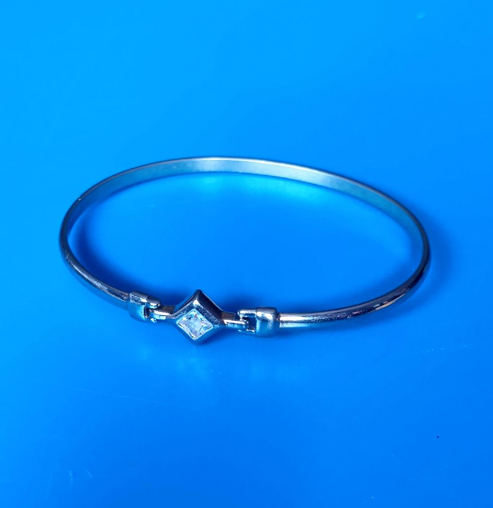 Lot 27: Solid Single Stone Bracelet