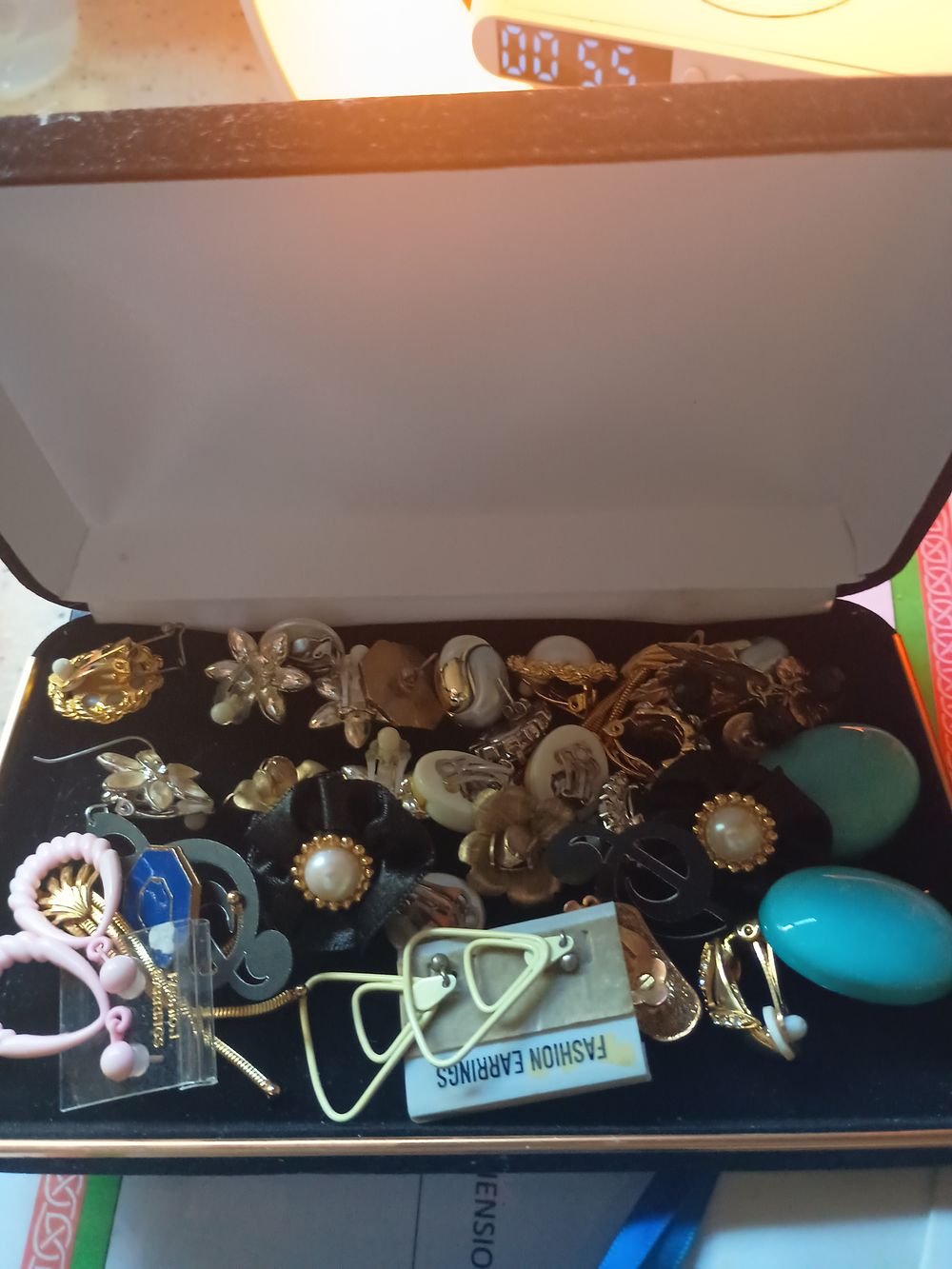 Lot 58: Collection of vintage earrings including jewellery box
