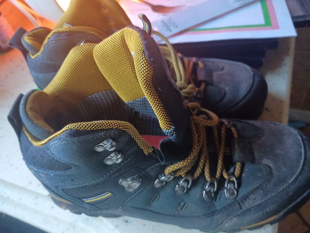 Lot 20: Mens work boots