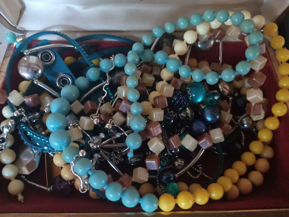Lot 64: Collection of jewellery
