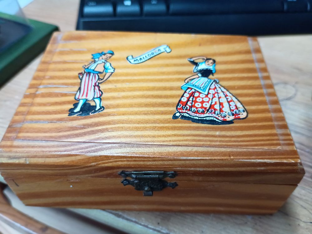Lot 109: Wooden large trinket box