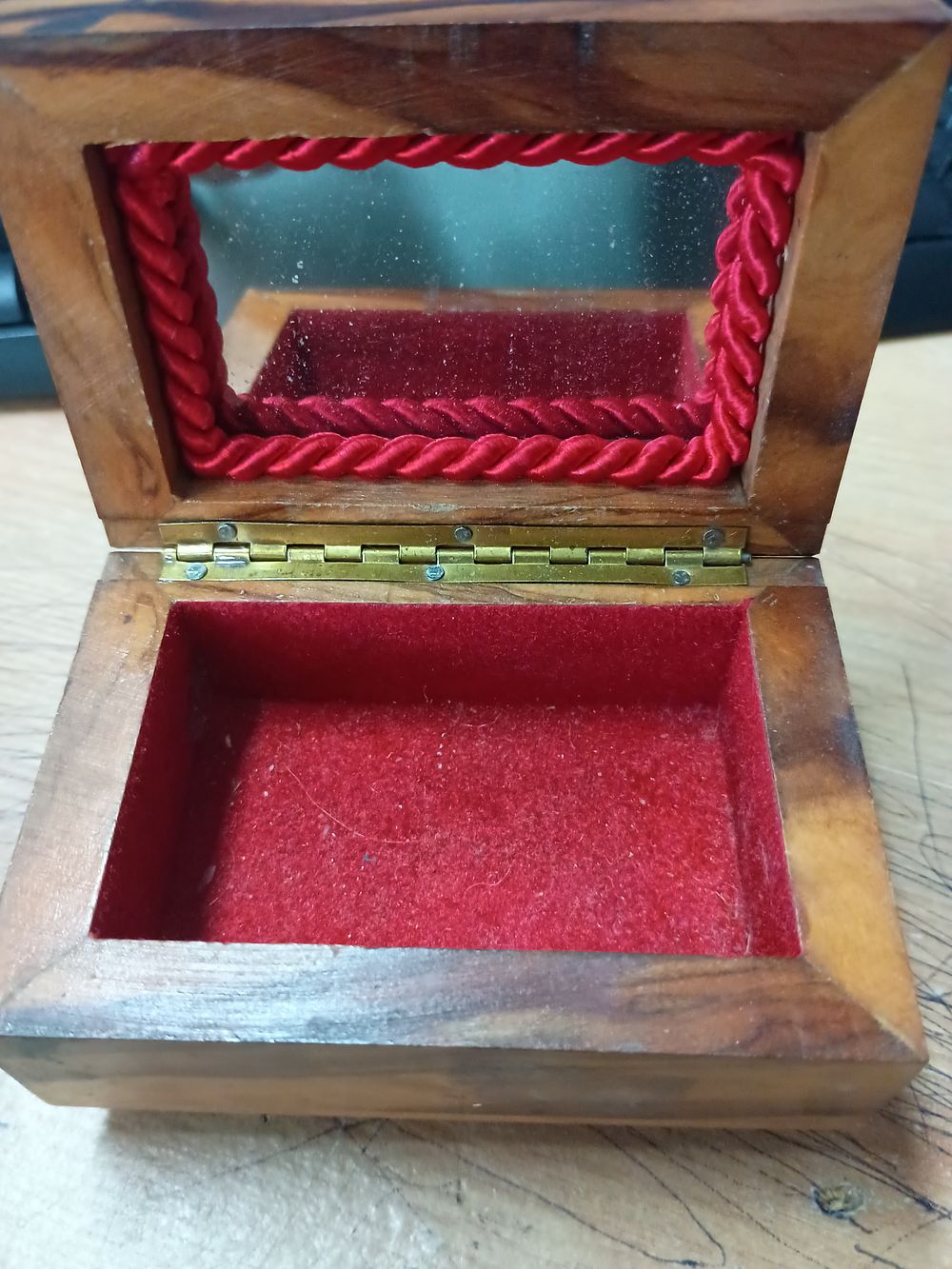 Lot 9z: Wooden jewellery box