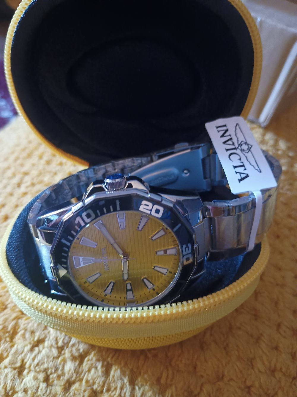 Lot 156: invicta boxed watch