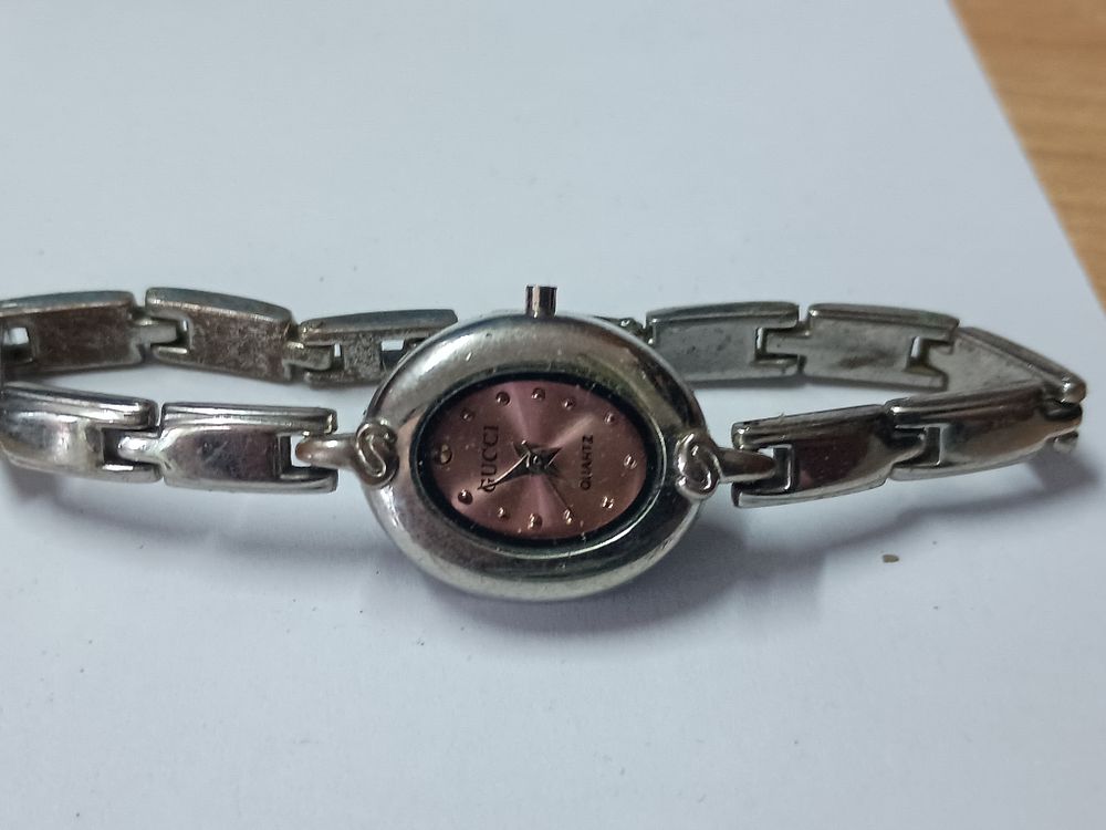 Lot 28l: Ladies Gucci watch
