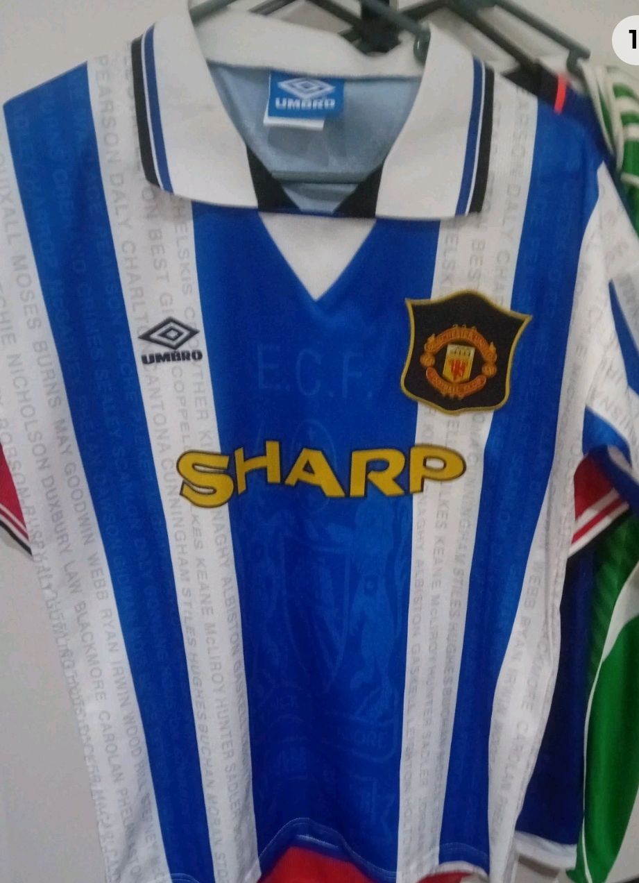 Lot 229: Man utd retro Jersey