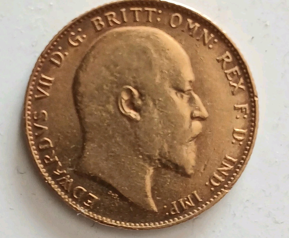 Lot 5: 22ct full sovereign