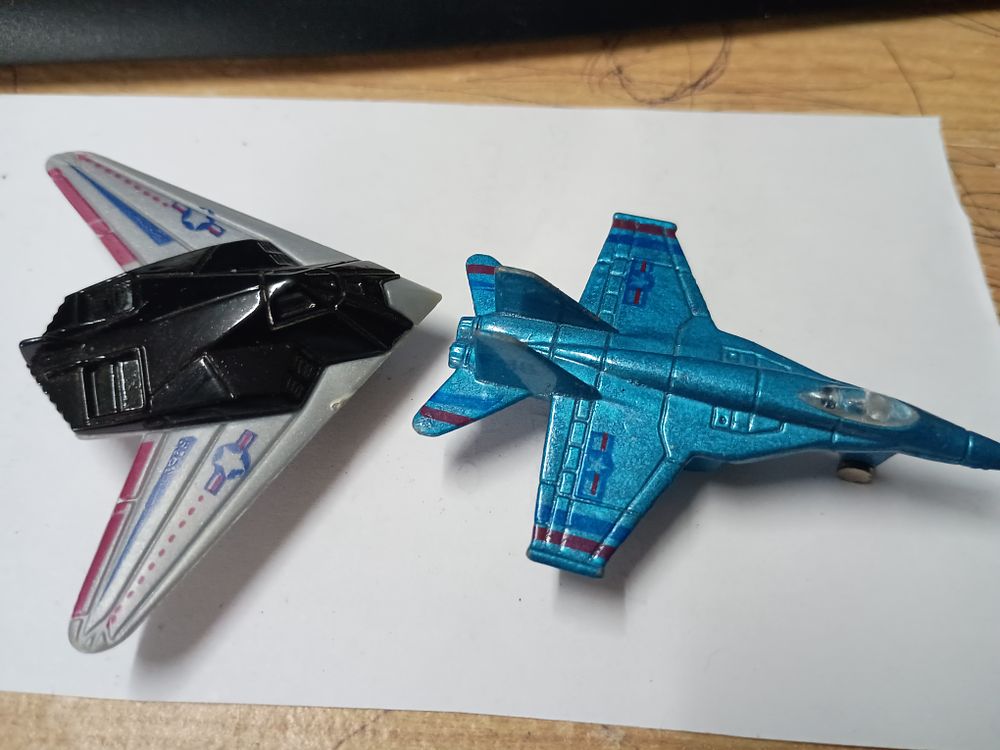 Lot 7: 2 American planes