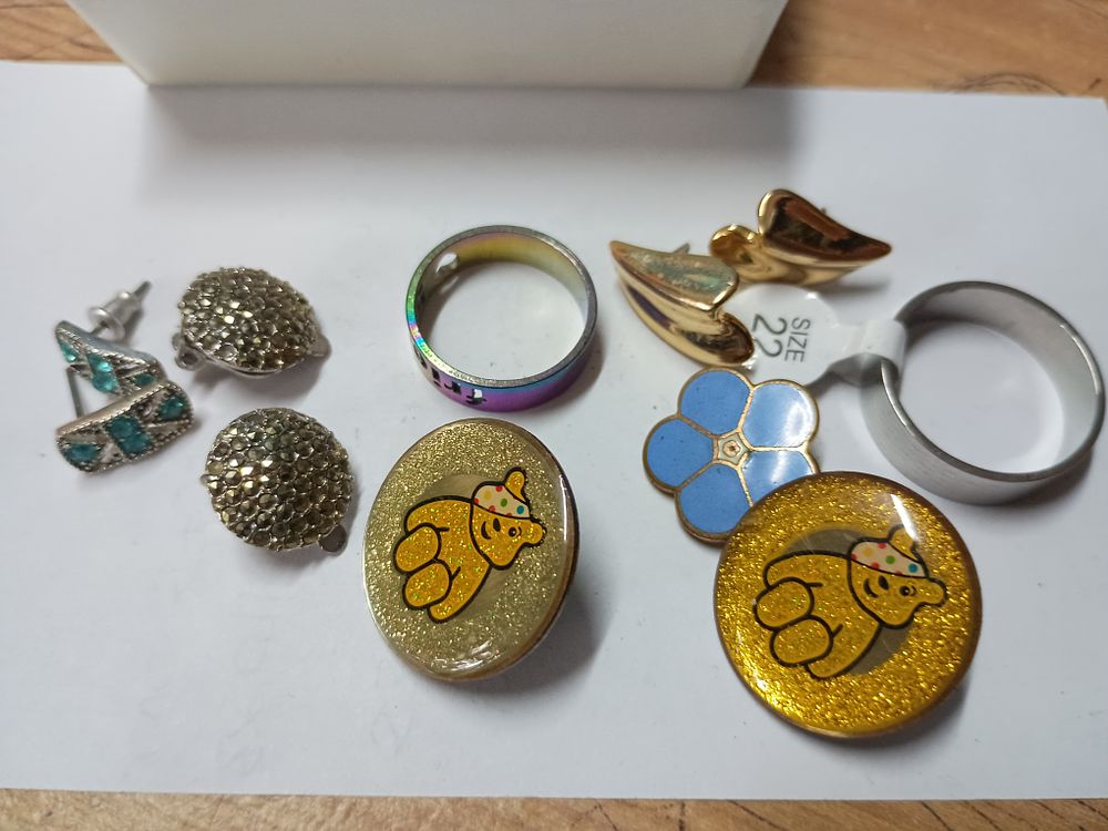 Lot 9: Mix jewellery lot