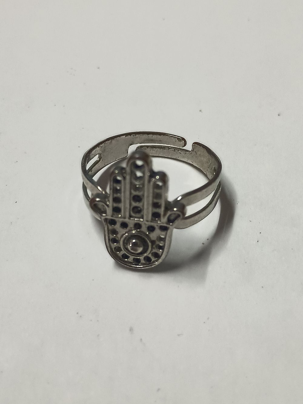 Lot 23: Hand ring