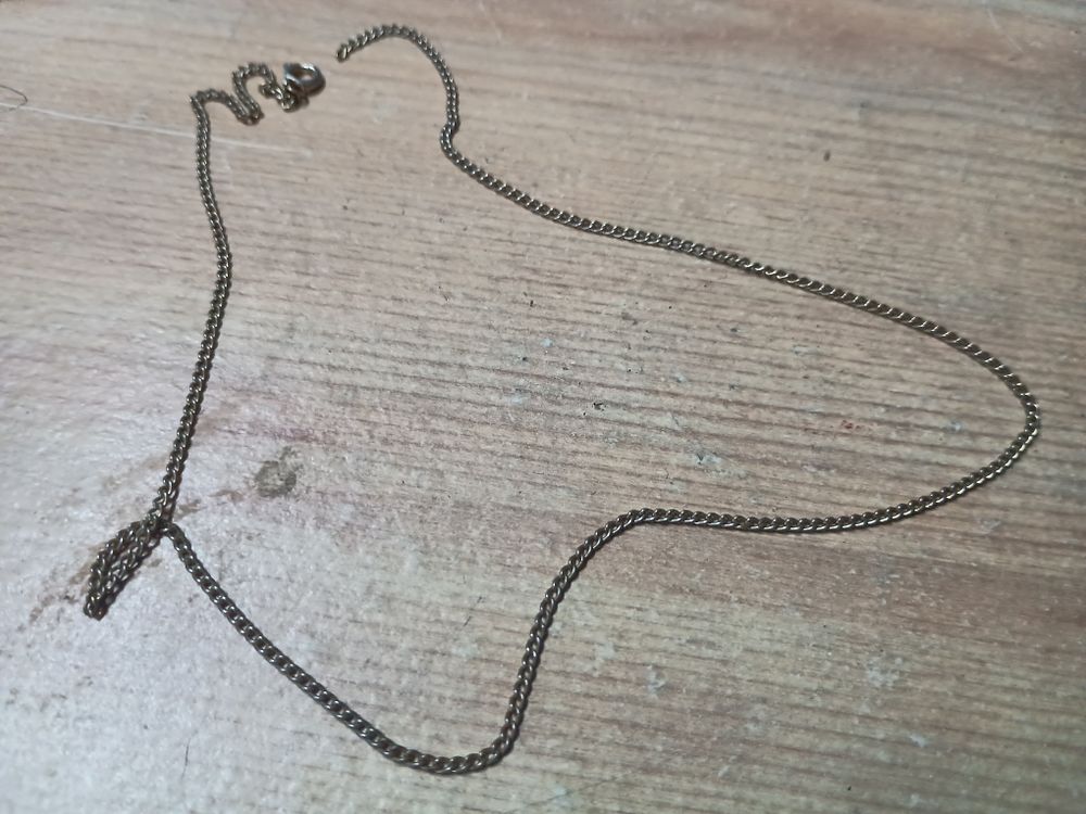 Lot 67: Gold tone fine chain