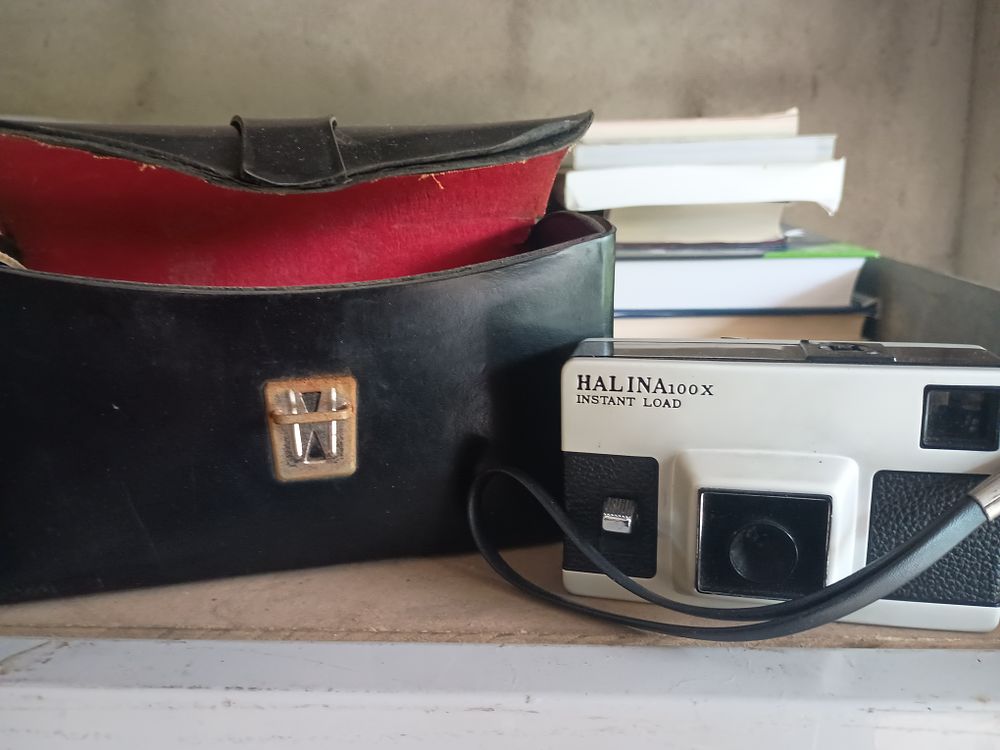 Lot 97: Vintage cased camera