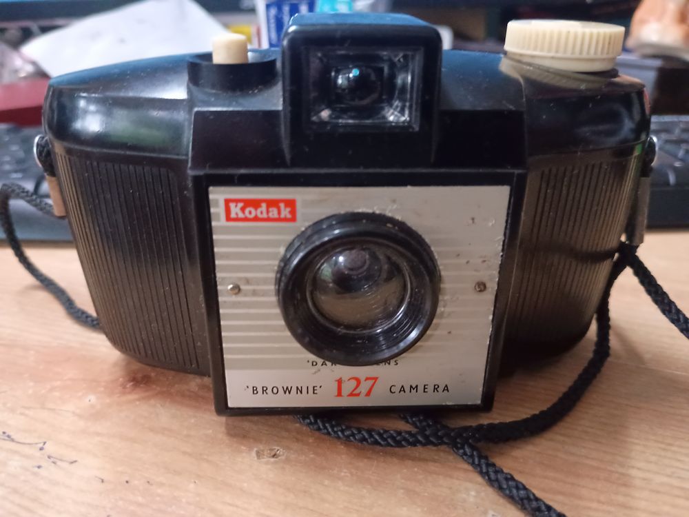 Lot 113: Vintage brownie camera