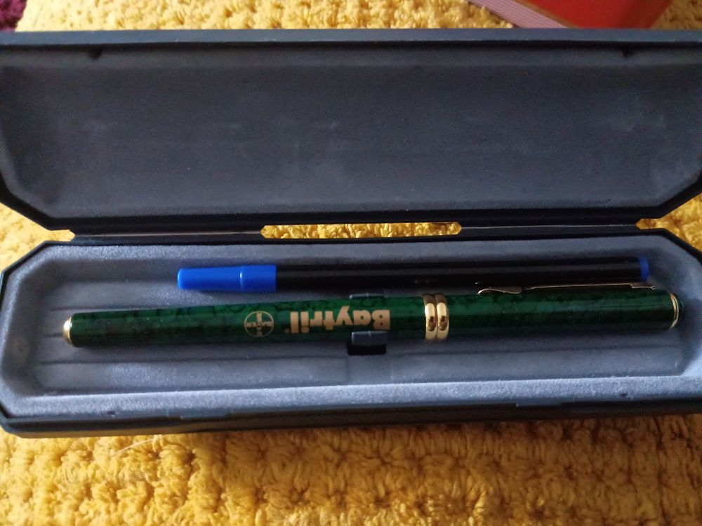 Lot 158: Boxed pen