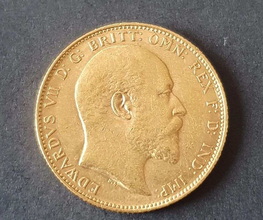 Lot 174: 22ct full sovereign