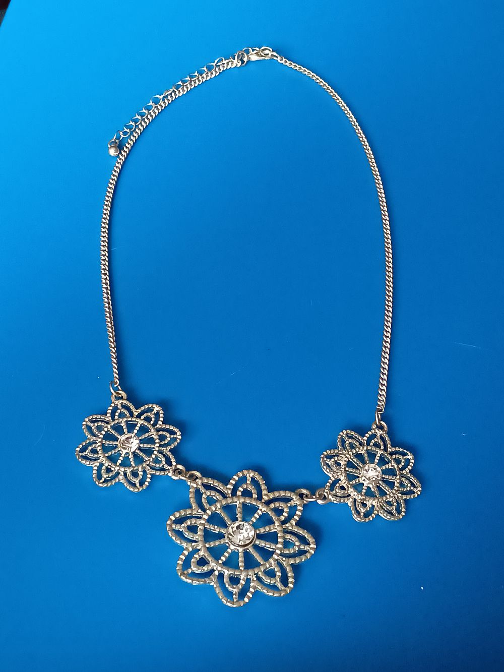 Lot 188: Triple flower pendant with centre stones necklace