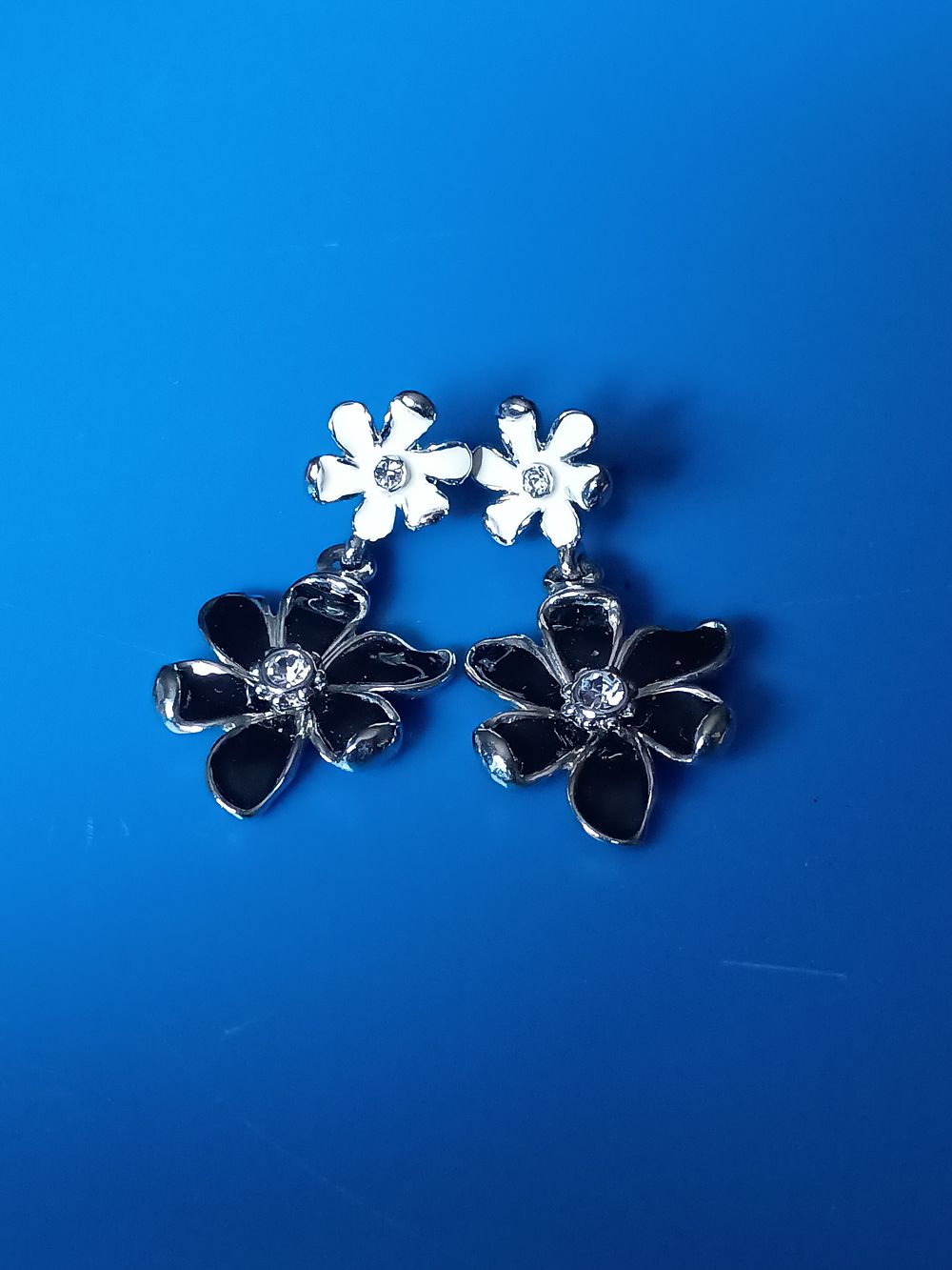 Lot 197: Beautiful 2 tone diamante Flower Earrings