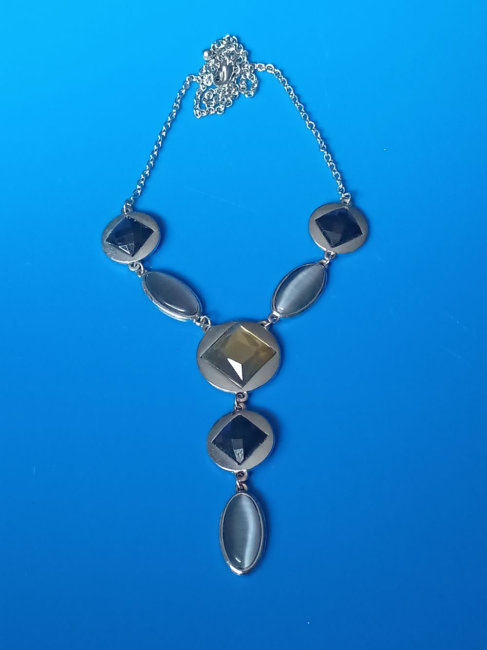 Lot 199: Drop stone Necklace