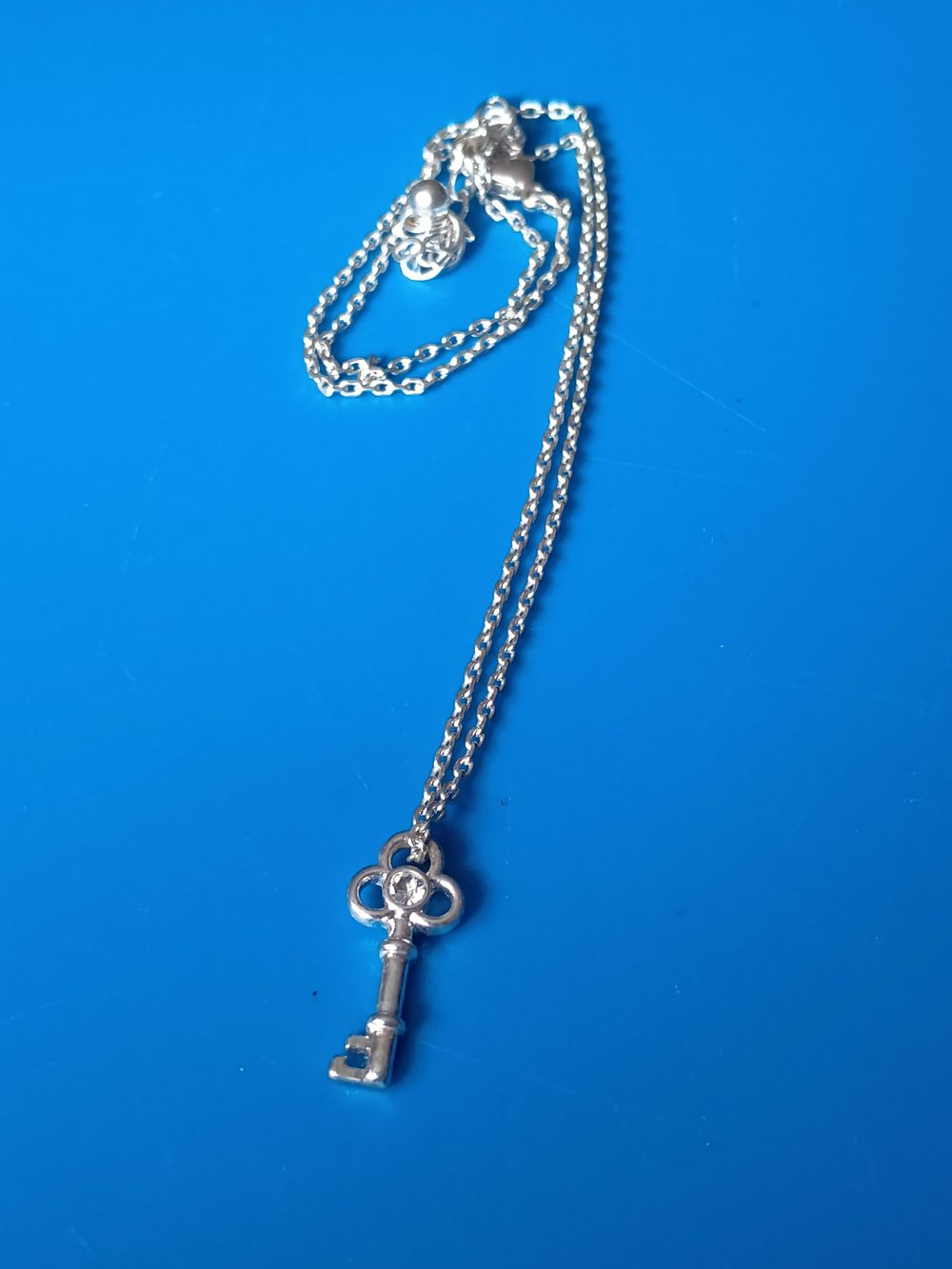 Lot 203: Diamante Key Pendant On Fine Chain