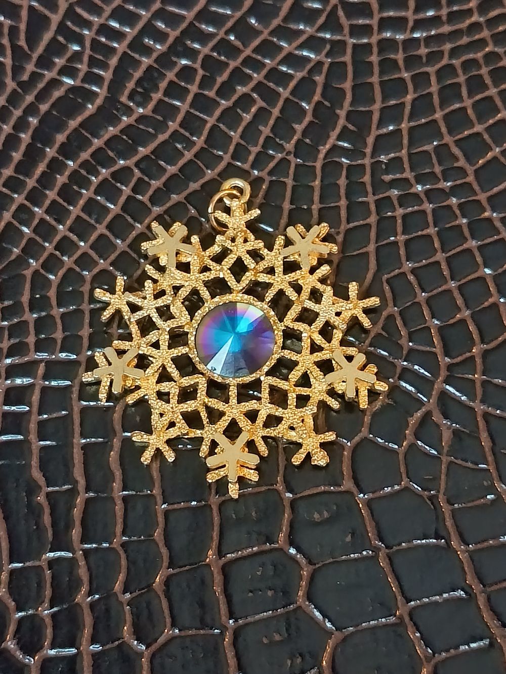 Lot 205: Beautiful iridescent Centre Stone Pendant