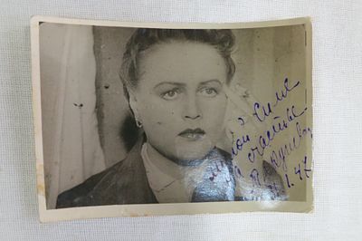 Автограф известной актрисы Татьяны Окуневской. Фотография с автографом актрисы.