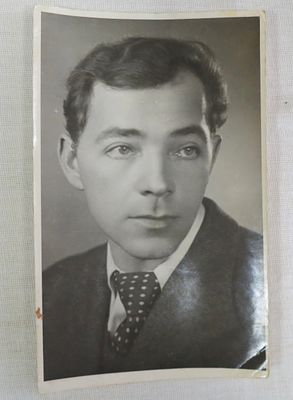 Автограф популярного актера Петра Олейникова. Автограф актера на фотографии.