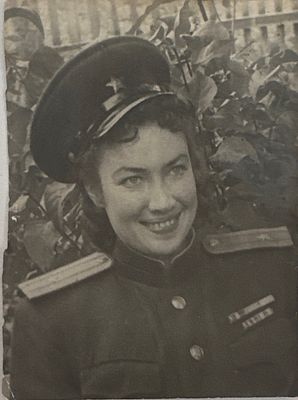 Женщина майор Болшево 1953 г. 9х12см.