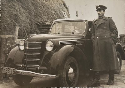 Офицер у автомобиля Москвич. 12х8см.