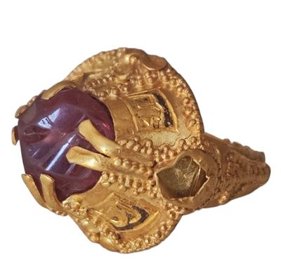 Это кольцо — выдающийся образец древнего ювелирного искусства, обладающий высокой 