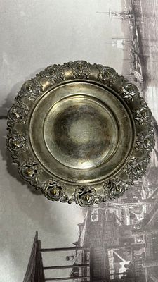 Тонкая прорезная подставка с цветночным орнаментом, начало 20-го века. Диаметр 18 см. 
следы 