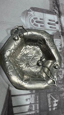 Элегантная орешница с растительным орнаментом.Европа начало 20-го века. 14х2 см. 
мельхиор